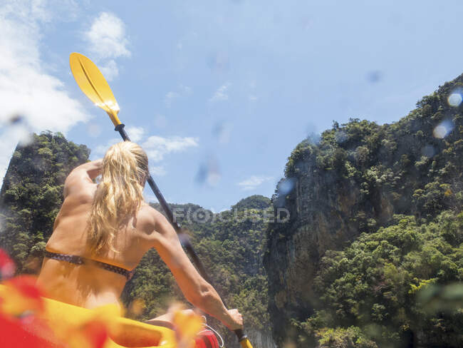 Vue arrière du kayak de mer femme, Koh Hong, Thaïlande, Asie — Photo de stock