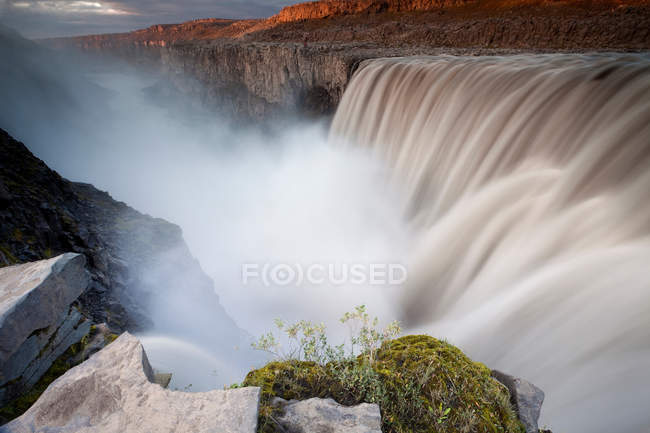 Cachoeira sobre paisagem rural — Fotografia de Stock