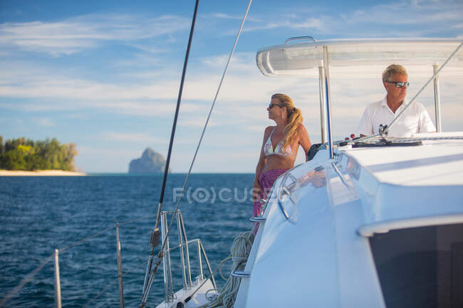 Couple relaxant sur yacht, Koh Kradan, Thaïlande, Asie — Photo de stock