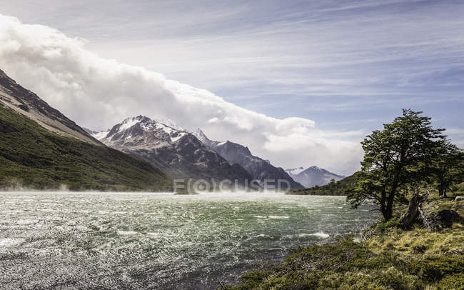 Río brumoso en valle montañoso en Parque Nacional Los Glaciares, Patagonia, Argentina - foto de stock