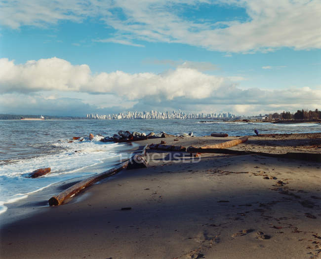 Vue de Vancouver depuis la plage sud-est — Photo de stock