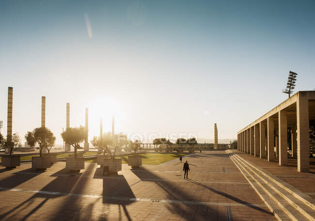 Touristin im sonnenbeschienenen Olympiastadion, Barcelona, Spanien — Stockfoto