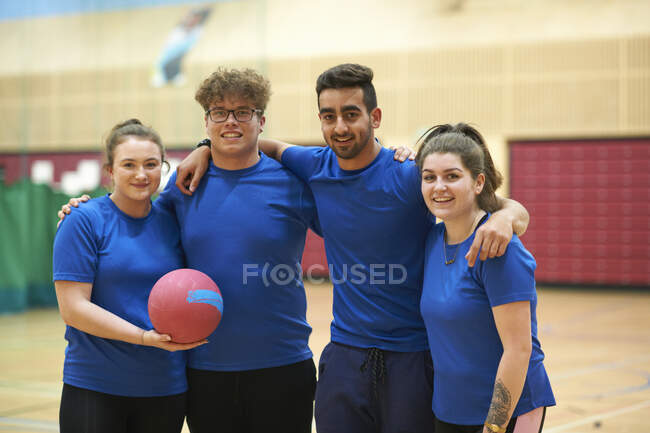 Friends on basketball court looking at camera smiling — Stock Photo