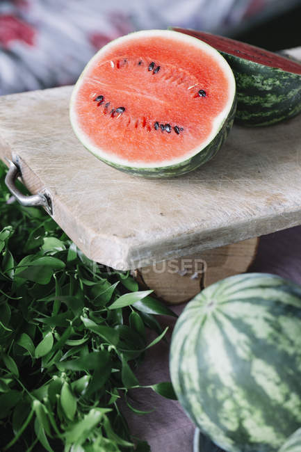 Halbierte Wassermelone auf Schneidebrett — Stockfoto