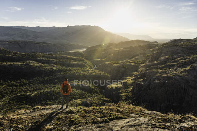 Male hiker looking over sunlit Los Glaciares National Park, Patagonia, Argentina — Stock Photo