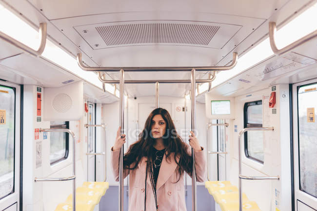 Портрет молодой женщины в поезде метро — стоковое фото
