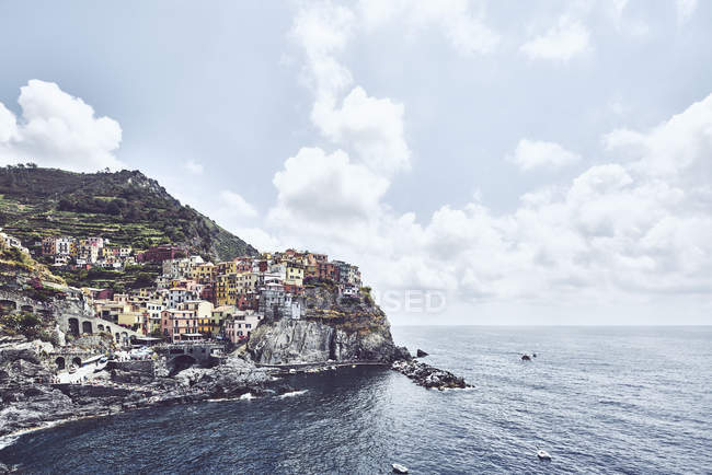 Vista elevada de la ciudad costera, Manarola, Liguria, Italia - foto de stock