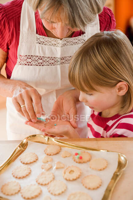 Бабушка и внук пекут печенье — стоковое фото