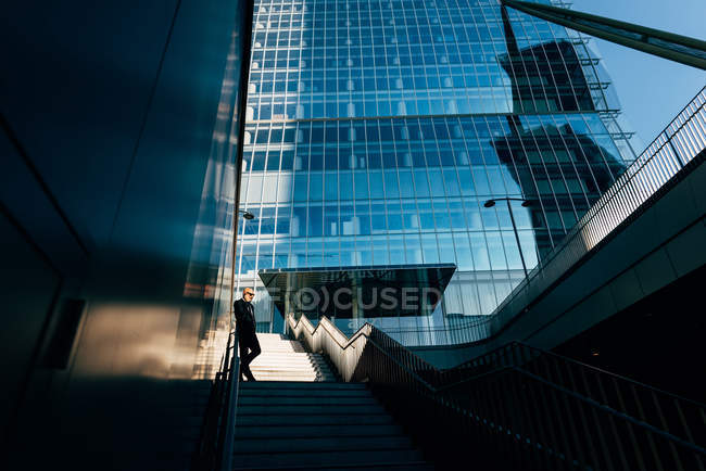 Homme d'affaires mature debout sur les marches à l'extérieur — Photo de stock