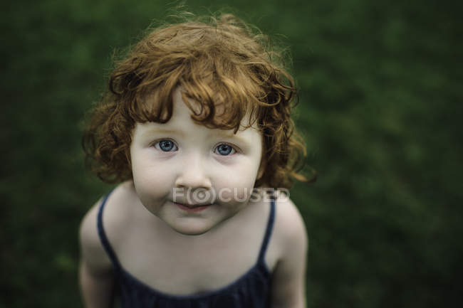 Retrato de menina criança com cabelo vermelho — Fotografia de Stock