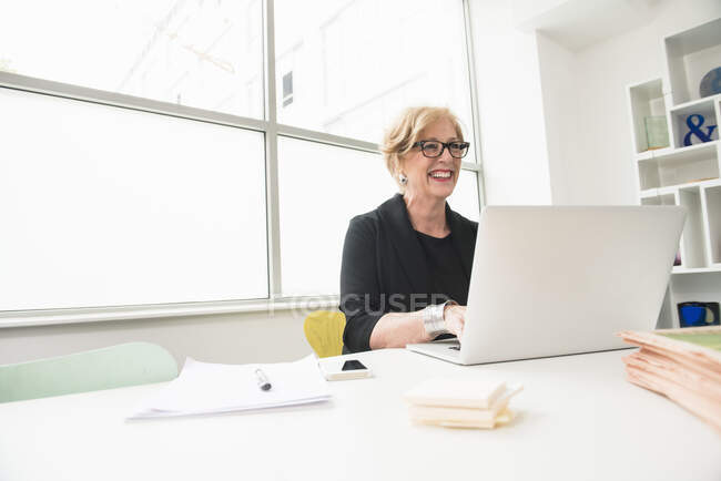 Бізнес-леді, що працює на ноутбуці — стокове фото