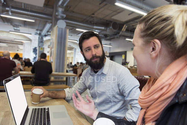 Estudantes com laptop conversando — Fotografia de Stock