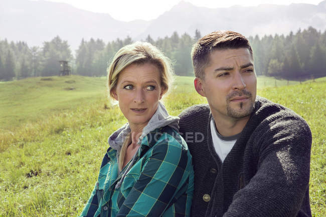 Ritratto di coppia in campo paesaggio guardando altrove, Tirolo, Steiermark, Austria, Europa — Foto stock