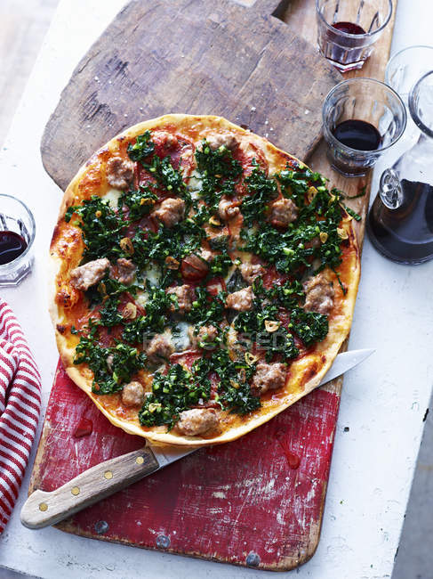 Italienische Wurst-Kohl-Pizza, Blick über den Kopf — Stockfoto