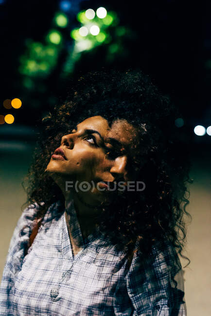 Цифрове маніпулювання зображенням жінки в парку вночі — стокове фото
