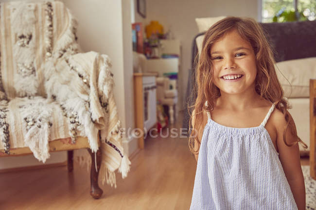 Портрет молодої дівчини вдома, посміхаючись — стокове фото