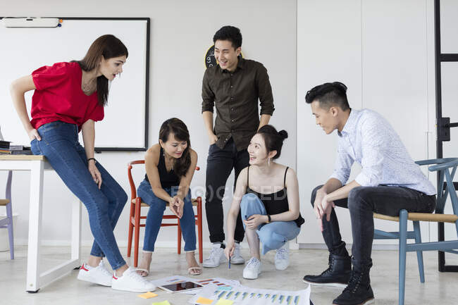 Team of colleagues brainstorming ideas — Stock Photo
