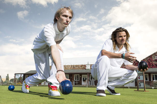 Due giovani uomini prato bowling su bowling verde — Foto stock