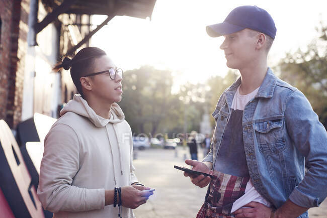 Dois jovens na rua da cidade conversando — Fotografia de Stock