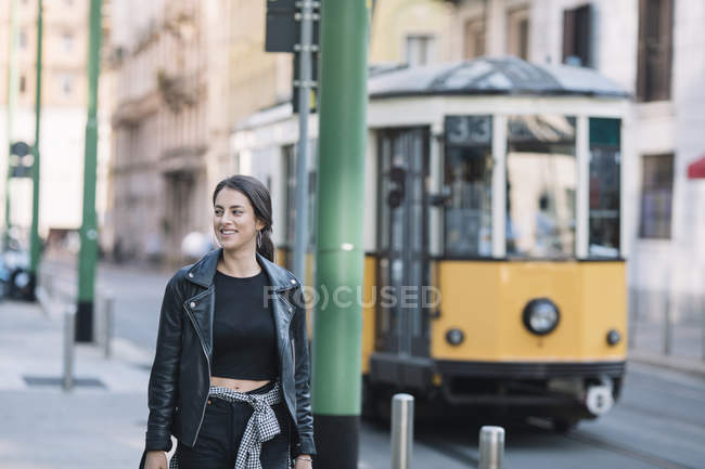 Donna che cammina per strada, Milano, Italia — Foto stock