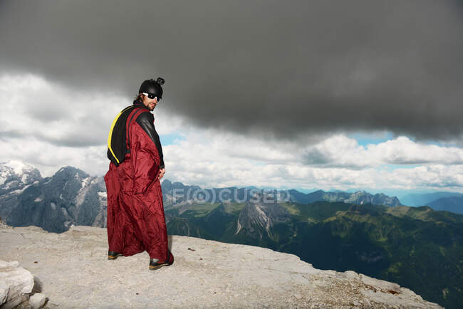 Стрибок з бази на пагорбах Доломіті, що носять костюм для вінґеїв, Каназай, Трентіно Альто Адіж, Італія, Європа. — стокове фото
