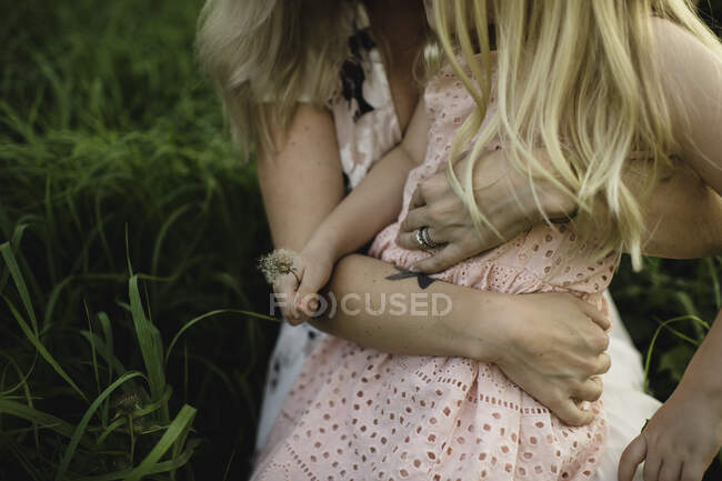 Vista recortada de la madre y la hija abrazándose - foto de stock