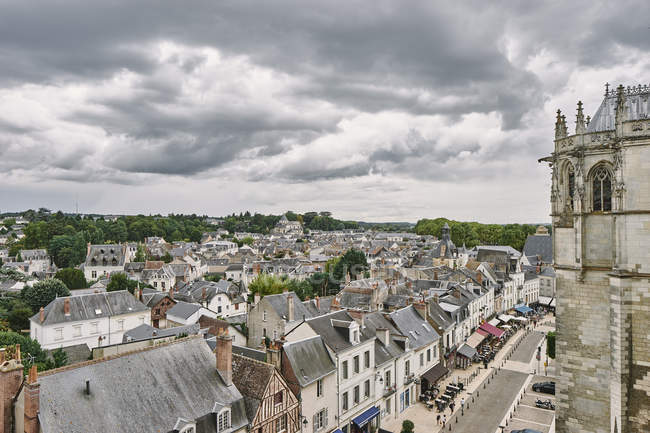 Vista de alto ángulo del paisaje urbano de la iglesia y la azotea, Amboise, Valle del Loira, Francia - foto de stock