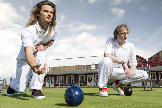Due giovani uomini prato bowling su bowling verde — Foto stock