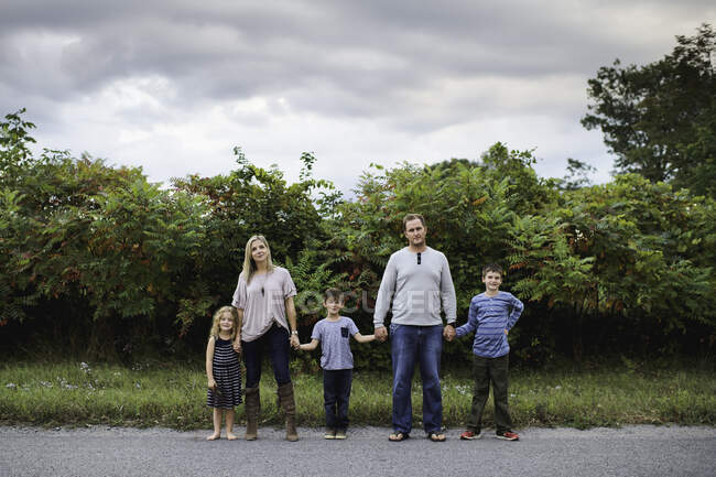 Famille de cinq personnes jouissant de plein air — Photo de stock