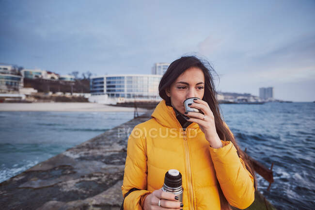 Frau auf Seebrücke trinkt aus Flasche, Odessa, Oblast Odessa, Ukraine, Europa — Stockfoto