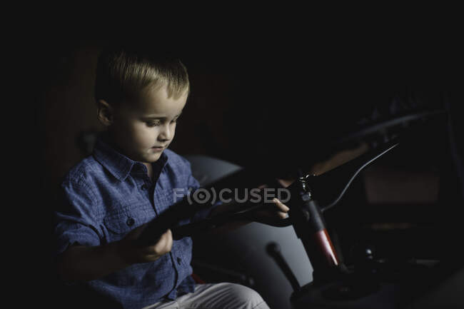 Хлопчик на тракторі тримає кермо — стокове фото