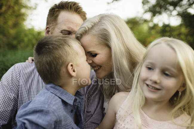 Mutter und Sohn lächeln einander ins Gesicht — Stockfoto