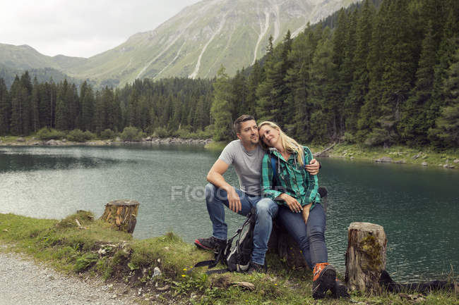 Caminhadas de casal, sentado à beira do lago, Tirol, Steiermark, Áustria, Europa — Fotografia de Stock