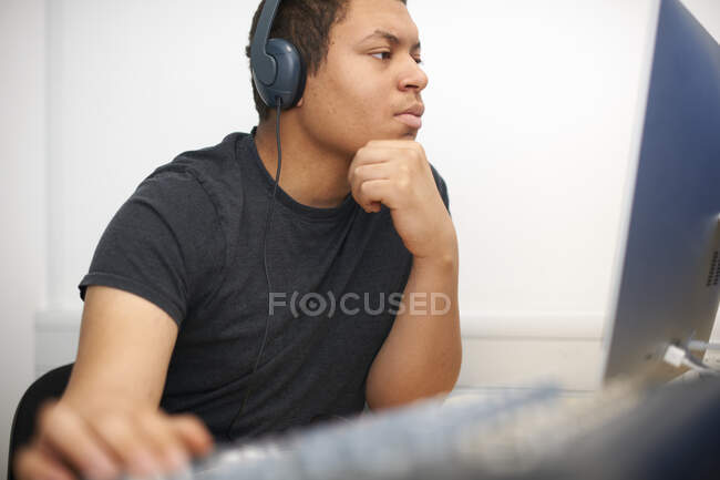 Jeune étudiant masculin au bureau de mixage dans un studio de télévision — Photo de stock