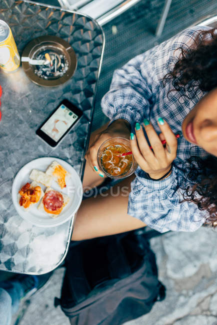 Woman sitting at pavement cafe, Milan, Italy — Stock Photo