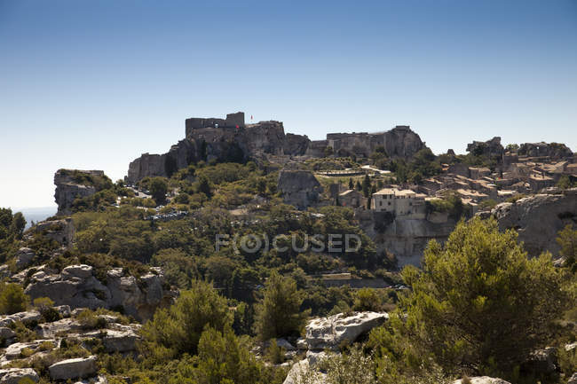 Vue sur la ville médiévale fortifiée et son château, Les Baux-de-Provence, Provence-Alpes-C ? te d'Azur, France — Photo de stock