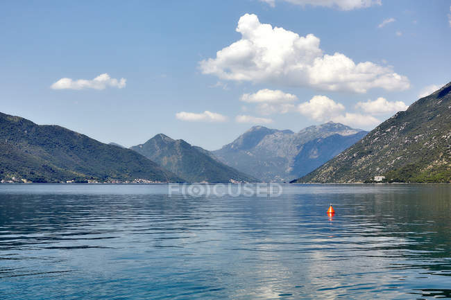 Vista panoramica sulle montagne e sulla baia di Kotor, Montenegro — Foto stock