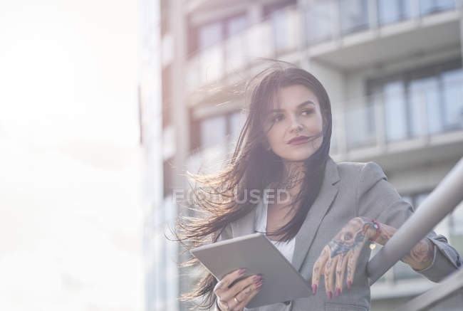 Junge Geschäftsfrau mit digitalem Tablet — Stockfoto
