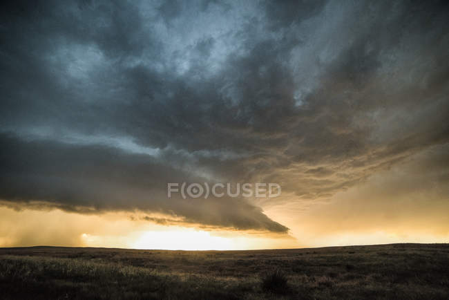 Supercell на заході сонця, місті Holyoke, Колорадо, США — стокове фото