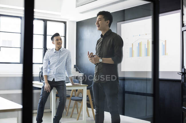 Students presenting in class — Stock Photo