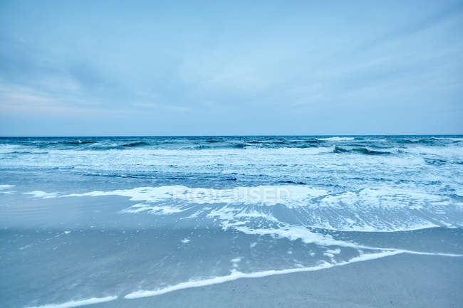 Красивий морський і піщаний пляж в похмурий день, величний природний фон — стокове фото