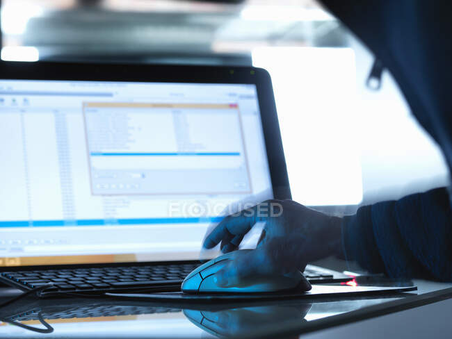Кибератака, кибер-хакер, получающий доступ к чужой компьютерной программе — стоковое фото