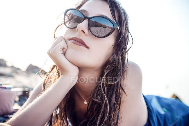 Retrato de mujer joven en tonos en la playa, Odessa, Ucrania - foto de stock