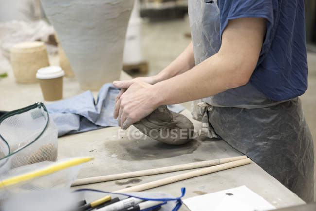 Vista cortada da mulher no estúdio de arte amassar argila — Fotografia de Stock