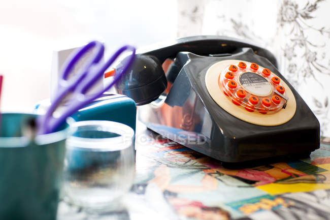 Старомодный телефон на стойке регистрации причудливой парикмахерской — стоковое фото