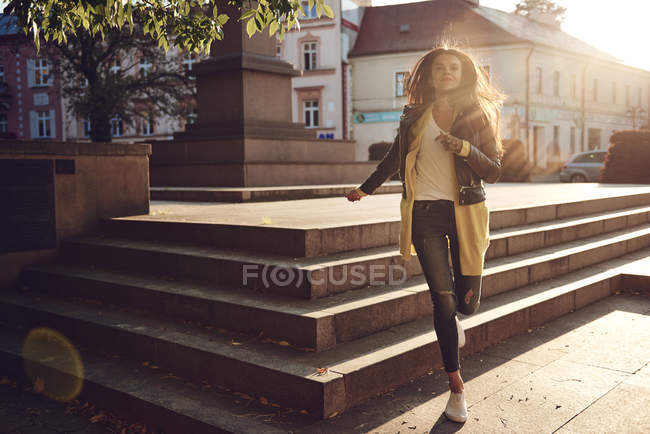 Jovem mulher correndo ao ar livre — Fotografia de Stock