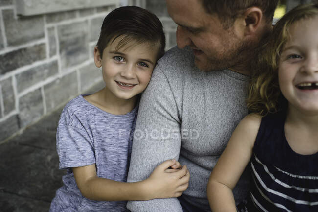 Pai com filho e filha — Fotografia de Stock