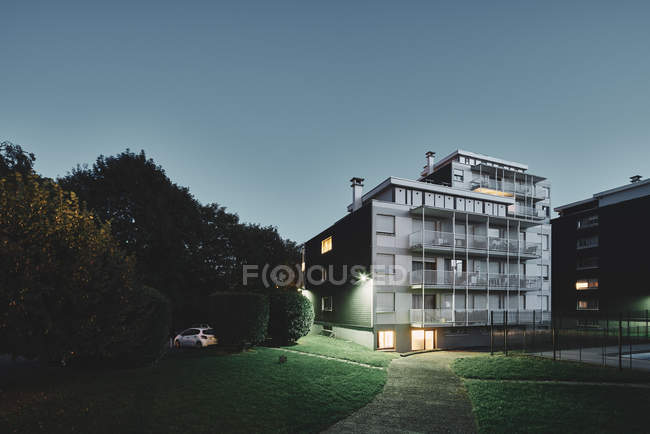 Apartamento bloque al atardecer, Chambery, Rhone-Alpes, Francia - foto de stock