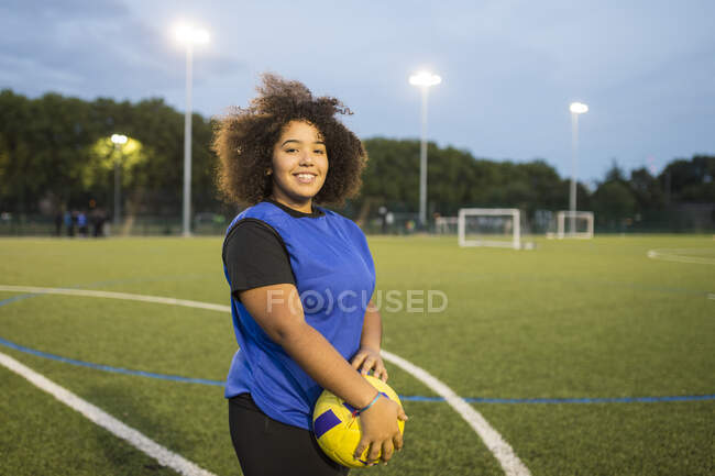 Joueuse de football, Hackney, East London, Royaume-Uni — Photo de stock