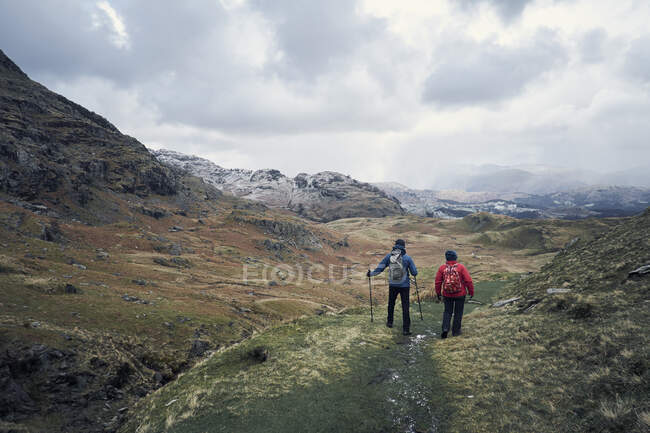 Caminhantes na montanha, Coniston, Cumbria, Reino Unido — Fotografia de Stock